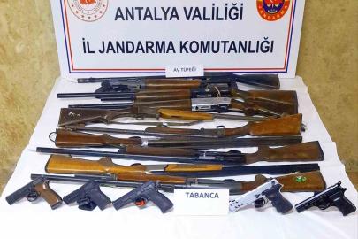 Antalya’da ruhsatsız silah operasyonu: 15 silah ele geçirildi