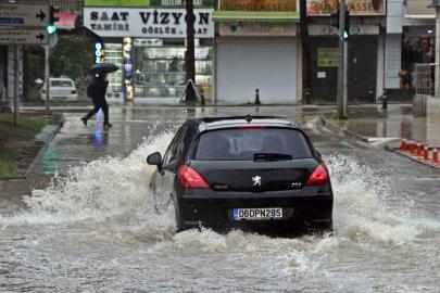 Antalya’da ’Sarı Kod’ uyarısı: Rögarlar taştı, telef olmuş dana kıyıya vurdu