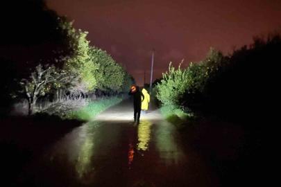 Antalya’da sel sularının bastığı barınakta mahsur kalan 27 köpek botlarla kurtarıldı