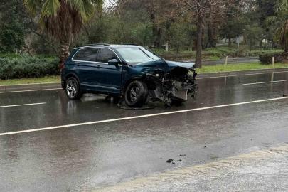 Antalya’da yağışlı havada kaza ucuz atlatıldı