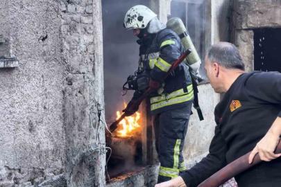 Apartmanın kömürlüğündeki yangın paniğe neden oldu