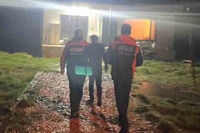 Aracı akıntıya kapılan vatandaş son anda kurtuldu