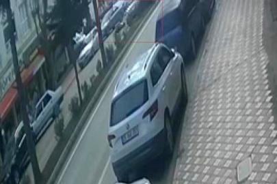 Aracın çarptığı yaya yola savruldu: Kaza anı kamerada