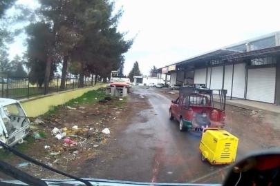 Aracın kasasında oturan çocuk düşme tehlikesiyle karşı karşıya kaldı