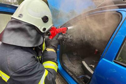 Aracın konsolunda başlayan yangın kısa sürede söndürüldü