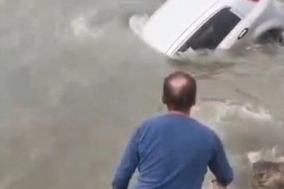 Aracıyla denize düşen sürücüyü Sahil Güvenlik kurtardı