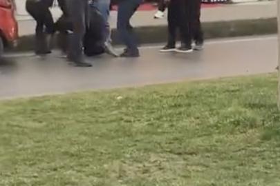Aralarına aldıkları kişi tekme tokat dövdüler: O anlar kamerada