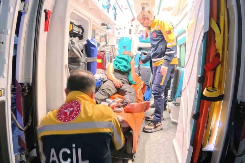 Arkadaşların bıçaklı kavgası kanlı bitti: 1 yaralı