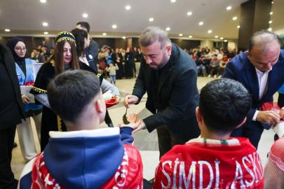 Arnavutköy Belediyesi’nden askere gidecek gençlere kınalı uğurlama