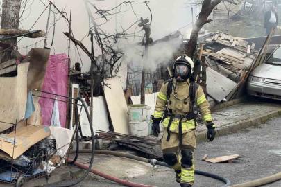 Arnavutköy’de tek yaşayan yaşlı adamın gecekondusunda yangın