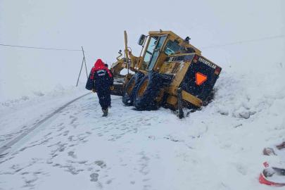 Arpalı’da karla mücadele sırasında iş makinesi kara saplandı