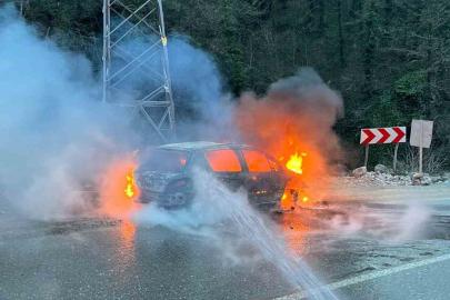 Artvin’de seyir halindeki araç alev aldı