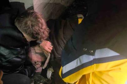 Asansör boşluğuna düşerek yaralanan kişiyi itfaiye kurtardı