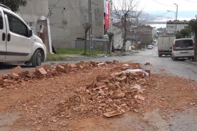 Aşırı yüklü kamyon kayarak iki aracı biçti; o anlar kamerada