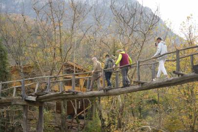 Asırlık ahşap köprü zamana meydan okuyor: Köylüleri sırtında taşıyor
