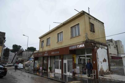 Asrın felaketi meslek aşkını yıkamadı: 50 yıllık berber, hasarlı dükkanını terk etmedi