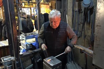 Ateş başında 60 yıldır demir dövüyor