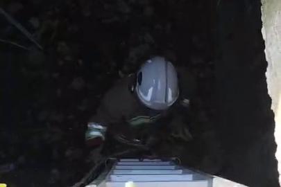 Atık su deposuna düşen kediyi kurtaran itfaiyeci, alkışlarla karşılandı