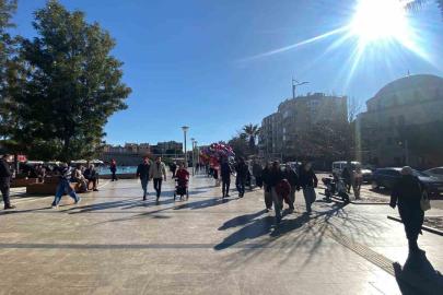 Aydın’da güneş yüzünü gösterdi, çarşıya bahar havası geldi