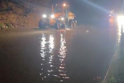 Aydın’ı sağanak vurdu: Söke ve Kuşadası yollarında ulaşım durdu