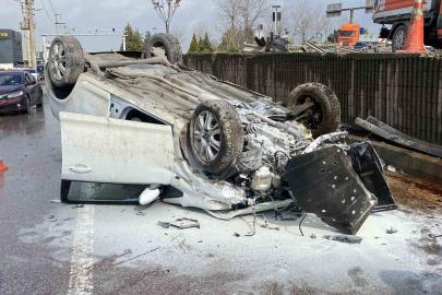 Aynı yerde 5 saat arayla ikinci kaza: Otomobil yan yola düşüp ters döndü, 2 kişi yaralandı