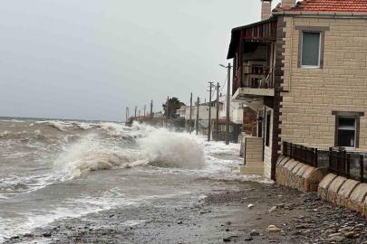 Ayvacık’ta kara ile deniz birleşti
