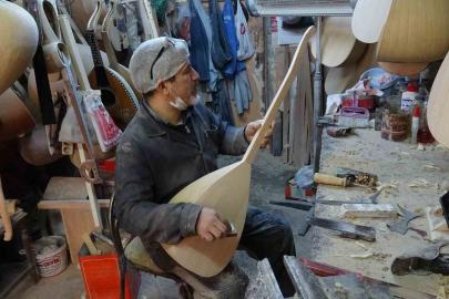 Baba yadigarı atölyede 35 yıldır bağlama üretiyor
