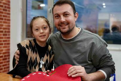 Babalar kızlarıyla 14 Şubat için kalp yastık yaptı