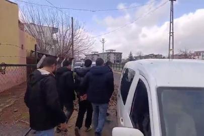 Bacaklarından bıçaklanan genç hastaneye kaldırıldı