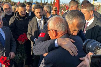 Bakan Yerlikaya, deprem şehitliğini ziyaret etti