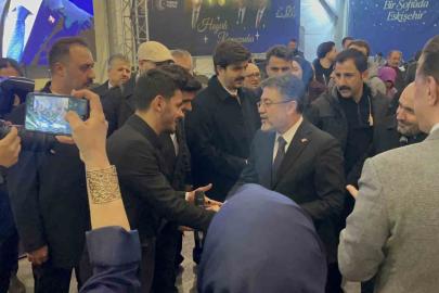 Bakan Yumaklı, gençlerle birlikte "Kabe’de Hacılar" ilahisini söyledi