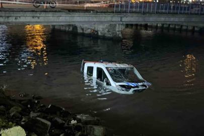 Bakırköy’de İBB’ye ait zabıta aracı denize düştü