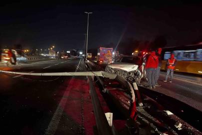 Bakırköy’de otomobil bariyerlere çarptı: 2 yaralı