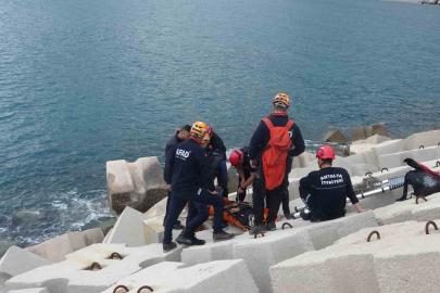 Balık tutmak için gittiği dalga kıranda düşerek mahsur kaldı