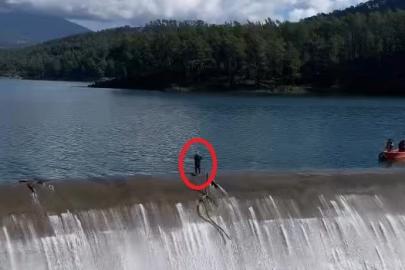 Balık üreticisinin savakları açık barajda yürekleri ağızlara getiren temizlik çalışması