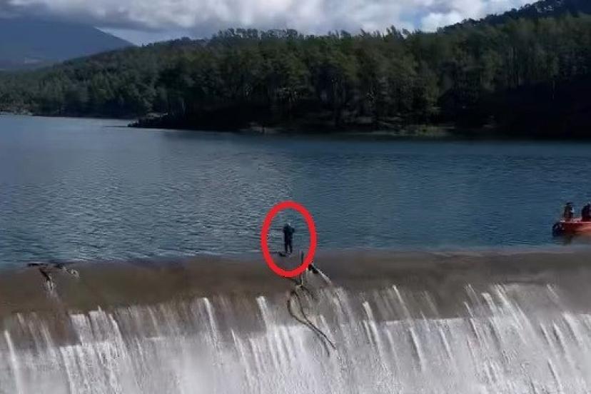 Balık üreticisinin savakları açık barajda yürekleri ağızlara getiren temizlik çalışması