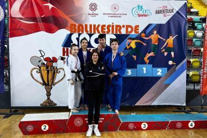 Balıkesir Büyükşehir’in sporcuları güreş ve judoda 18 madalya topladı