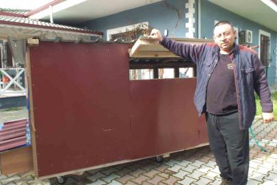 Balıkesir’de bir bakkal gezen tavuk kümesi yaptı