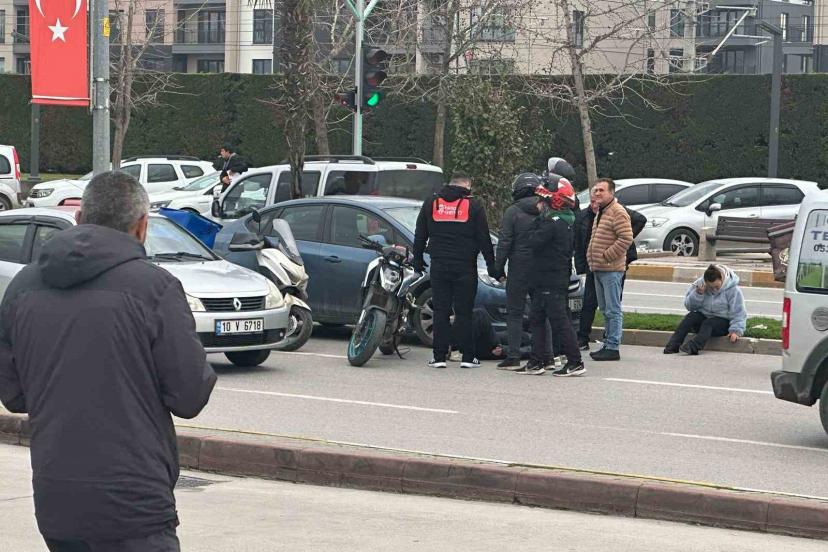 Balıkesir’de otomobil, motosiklete çarptı; 1 yaralı
