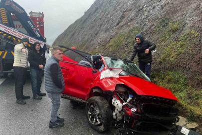 Balıkesir’de otomobil yoldan çıktı: 2 yaralı