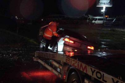 Balıkesir’de otomobilin çarptığı direk devrildi