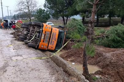 Balıkesir’de zemin çökünce beton mikseri devrildi: 1 ölü, 1 yaralı