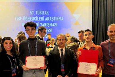 Balıkesirli öğrenciler Bursa’dan iki ödülle döndü