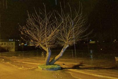 Bartın’da sağanak ve dolu yağışı ırmağı taşırdı