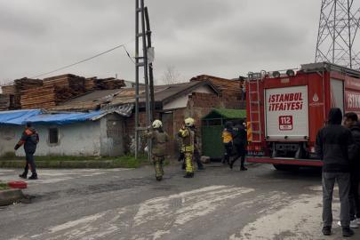 Başakşehir’de 3 katlı binanın çatısı alev alev yandı