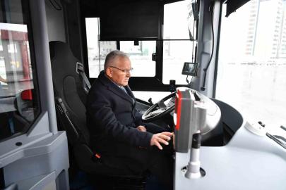 Başkan Büyükkılıç, çevreci ve yenilenebilir elektrikli otobüs ile bisikletleri inceledi