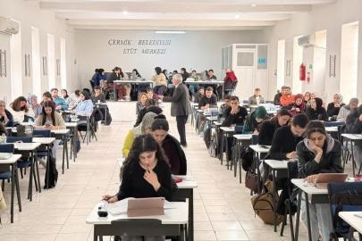 Başkan Karamehmetoğlu, belediye Etüt Merkezinde öğrencilerle bir araya geldi