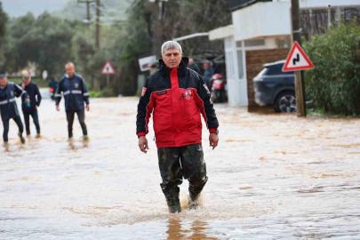 Başkan Mandalinci su taşkınlarının yaşandığı Kızılağaç’ta incelemelerde bulundu