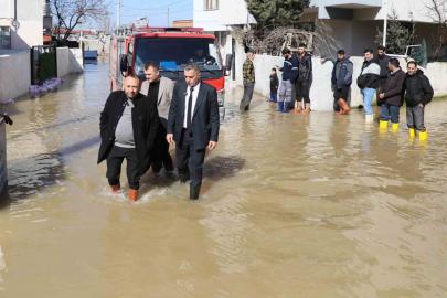 Başkan Şimşek çizmeleri giydi, su baskınının yaşandığı sokakta inceleme yaptı