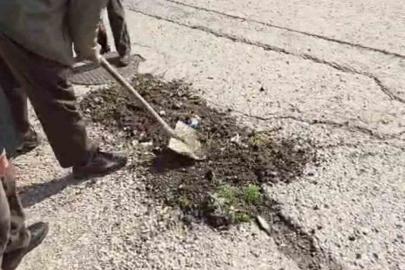 Başkentte belediyeden umudu kesen vatandaşlar köstebek yuvasına dönen yolları  kendileri onardı